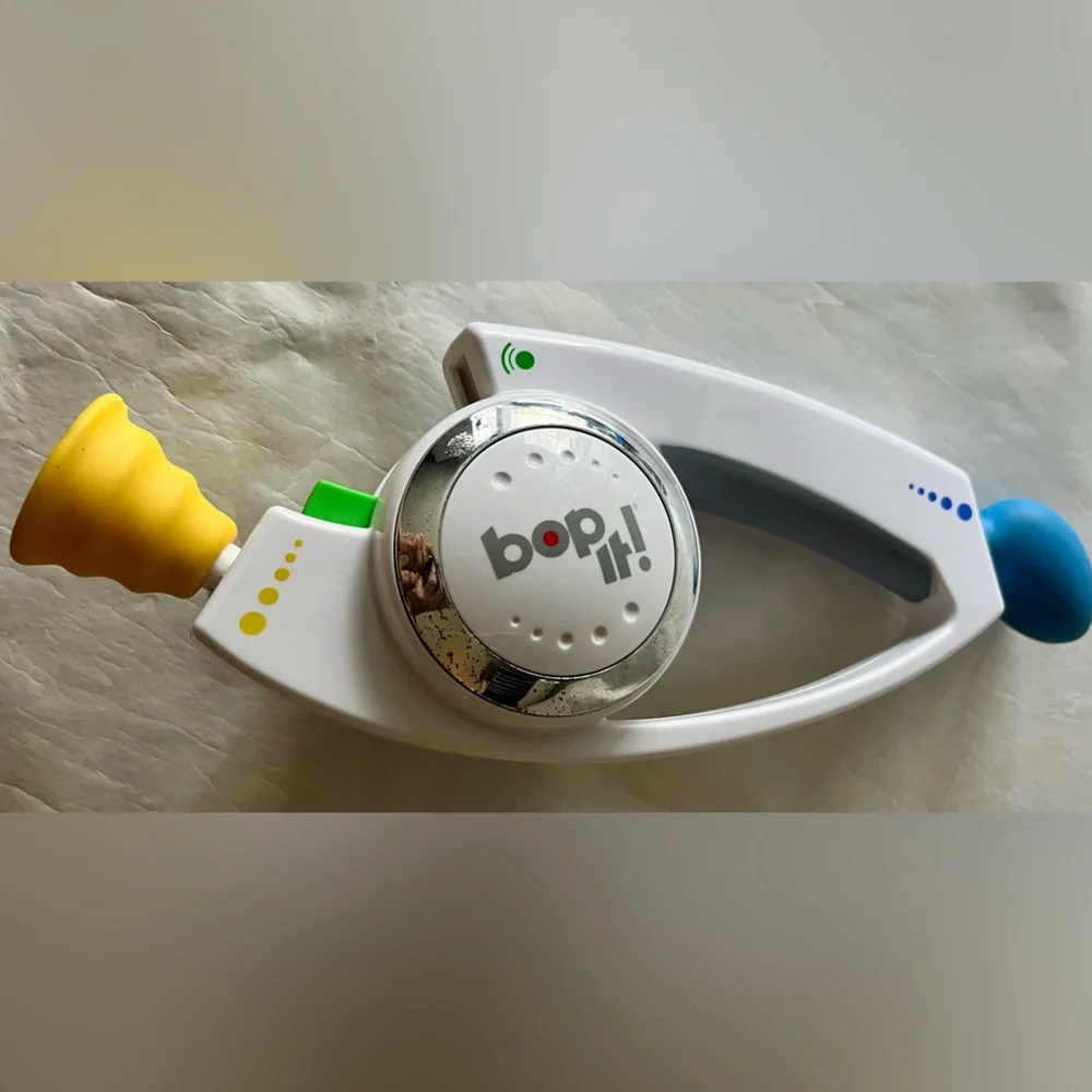 Hasbro Bop It 2008 Electronic Handheld Game White Blue Green Yellow Gaming